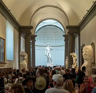 Interieur van de galerij, met de David van Michelangelo.