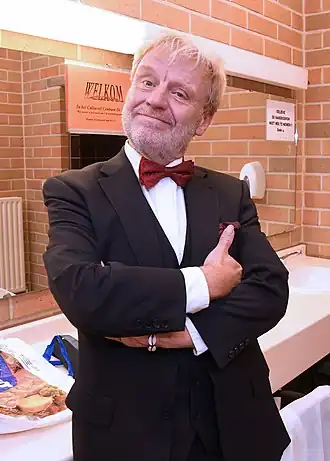 in de coulissen tijdens een optreden in de 14 Billekens in CC De Mol Lier