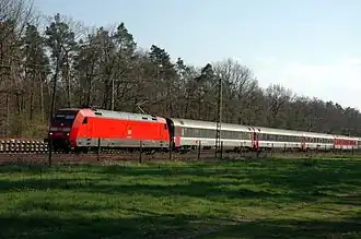 Duits-Zwitserse EuroCity met 101-locomotief in de buurt van Friedrichsthal, Duitsland
