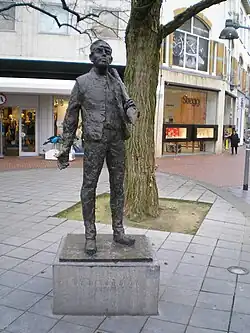 Bronzenbeeld "De Erfgooier" (1977) van Hans Bayens