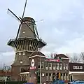 Molen de Gooyer met de naastgelegen Brouwerij 't IJ; 2007.