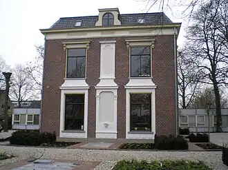 De Grund (1877), voormalige ambtswoning burgemeester J. Waller en voormalig gemeentehuis, De Poort 42 en het Koetshuis, De Poort 40 te Houten (monumentaal)
