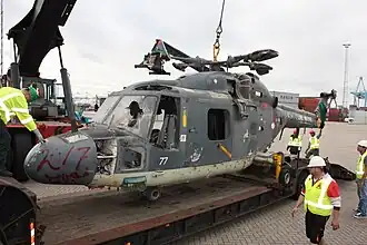 De gestrande helikopter op transport in 2012