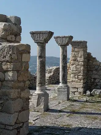 Basilica B op de archeologische site van Byllis in Albanië