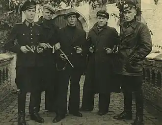 Piet Oberman (midden staand met hoed)