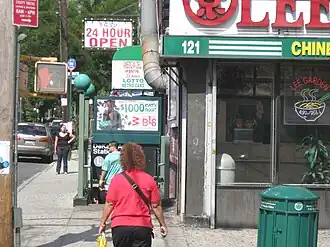 Zicht richting het noordoosten vanaf DeKalb Avenue