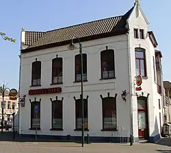 Café D'n Overkant, aan de markt.