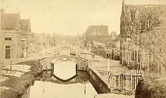 De ongedempte Raamgracht, ziende naar het noorden, vanaf de brug bij de hoek Nieuwe Raamstraat rond 1860