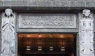 De naam van de NHM boven de ingang van het huidige Stadsarchief Amsterdam.