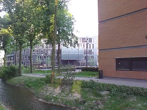De Bisschopssteeg, de 'zwevende collegezaal' is duidelijk zichtbaar.