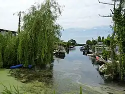 Watergang tussen twee bonken