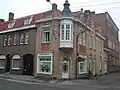 Hoekhuis met winkel