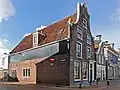 Hoekpand onder hoog zadeldak tegen klokgevel (Eeterij de Deurbraek)