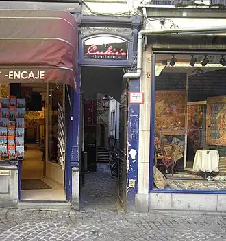 Toegang tot De Garre tussen twee winkelpuien in de Breidelstraat