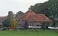 Voormalig paviljoen (Pieter Adolfstichting) met twee schuren en hooiberg
