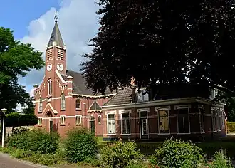 Voormalige Voortgezette Gereformeerde Kerk en pastorie te Harkema
