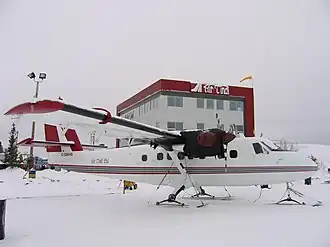 Een Twin Otter van Air Tindi op skis