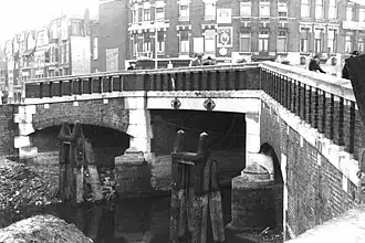 De Heulbrug voor de sloop in 1940 tijdens de demping van de Rotterdamse Schie.