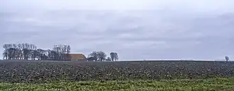 Boerderij De Hoogte met rechts de wierde