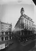 Het voormalige kledingwarenhuis Esders omstreeks 1910. Links restaurant 't Verguld Spinwiel