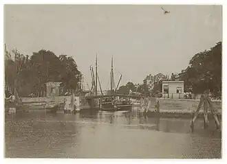De Kleine Wijnbrug in 1900, kort voor de sloop.