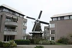 De molen tussen de bebouwing