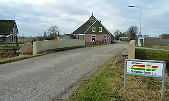 De buurtschap gezien over de brug over de Oude Lauwers