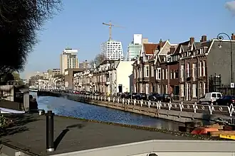 Leidseweg met links ervan de Leidse Rijn