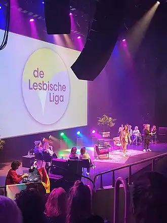De Lesbische Liga, live tijdens opnames in Tivoli (2021)