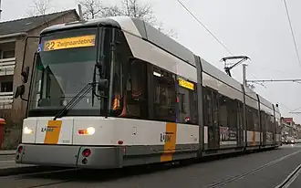 Lagevloertram van het type 'HermeLijn' (HermeLijn 6318) op lijn 22 op de Zwijnaardsesteenweg