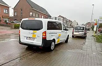 Flexbus van het type Mercedes Vito langs achteren gezien.