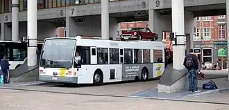 Opmerkelijke uitvoering van een Van Hool A300 van De Lijn met een Oldtimer op het dak.