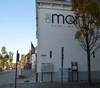 De Gentsestraat met restaurant De Mart. Het gebouw is als Den Gouden Boom geklasseerd als monument