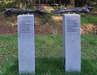 Het tweede beeld staat aan de oostzijde van Nieuweschoot.