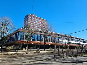 Het gebouw van De Nederlandsche Bank met links het Frederiksplein en op de voorgrond Westeinde in 2025