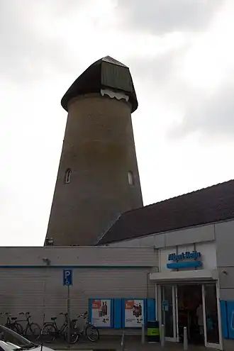 Molen De Negen Gebroeders in Prinsenbeek vlak voor de sloop
