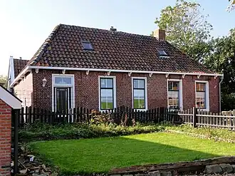 De Oere 42, visserswoning onder schilddak met daarachter parallel lopende schuur onder zadeldak