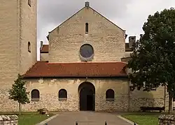 Narthex met hoofdingang