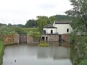 De Oude Horn met links de gerestaureerde sluis