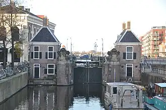 De sluis met natuurstenen bekroningen