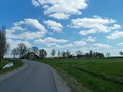 Huizen langs de Meenteweg met links het oude tolhuis