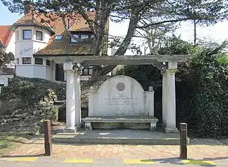 Albert Dumont-monument, te zijner ere opgericht in De Panne.
