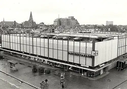 De in 1970 gebouwde bovengrondse Raaks parkeergarage