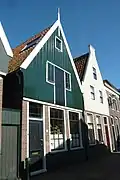 Huis met houten topgevels