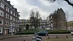 De bebouwing van de De Rijpgracht (links) sluit niet aan op die van de De Rijpstraat (rechts), december 2018.