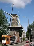 De straat met molen De Roos en tram 1