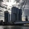 De Rotterdam gezien vanaf de Nieuwe Maas, met rechts de Erasmusbrug.