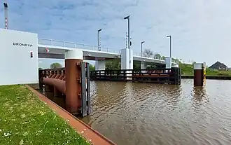 De brug over het Van Harinxmakanaal