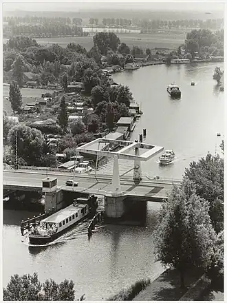 De Schouwbroekerbrug over het Spaarne gezien vanaf het dak van het voormalige Spaarne Gasthuis in Heemstede