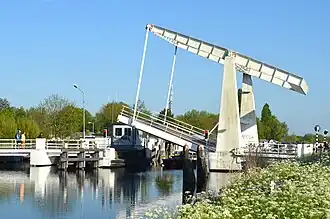 Sloterbrug over de Ringvaart van de Haarlemmermeer, tussen Badhoevedorp en Sloten; 2017.